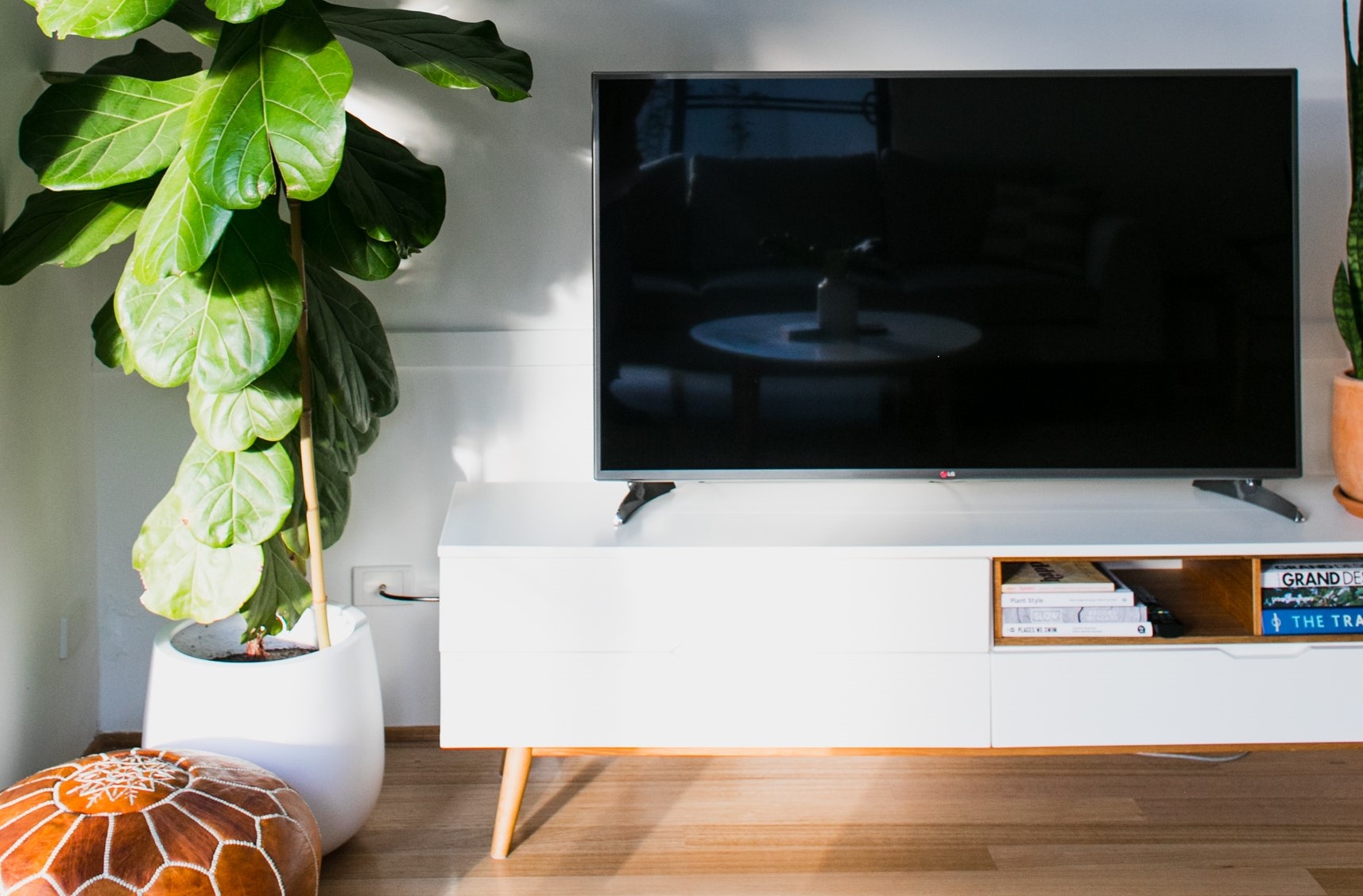 TV- ja Kodinkonehuolto Edicron Oy on laadukas TV-huolto, joka korjaa kaiken merkkiset televisiot, digiboksit sekä kaukosäätimet liikkeessämme tai kotikäyntinä. Soita!